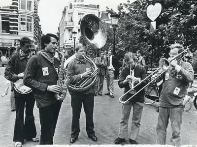 109335 Afbeelding van een optreden van het dixielandorkest The Jazz Ambassadors op de Bakkerbrug over de Oudegracht te ...